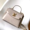 p700 Dynamic 163M23075 Green with White M20997 Black M21052 Gray M22626 Pink with White M21088 Nude Pink M23442 Purple with White This Lockme Ever mini handbag draws elegant hues from the Louis Vuitton family residence,adorned with polished metal hardware on grained calf leather. The woven chain strap facilitates shoulder or crossbody wear, while the top handle allows for elegant hand-carrying. Dimensions: 23 x 17 x 10 cm (Length x Height x Width)